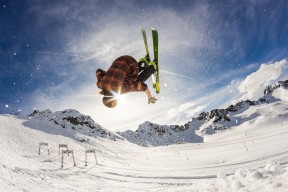 开云体育在线-2026世界杯焦点战，灰熊险胜勇士，篮球与足球的时空交响