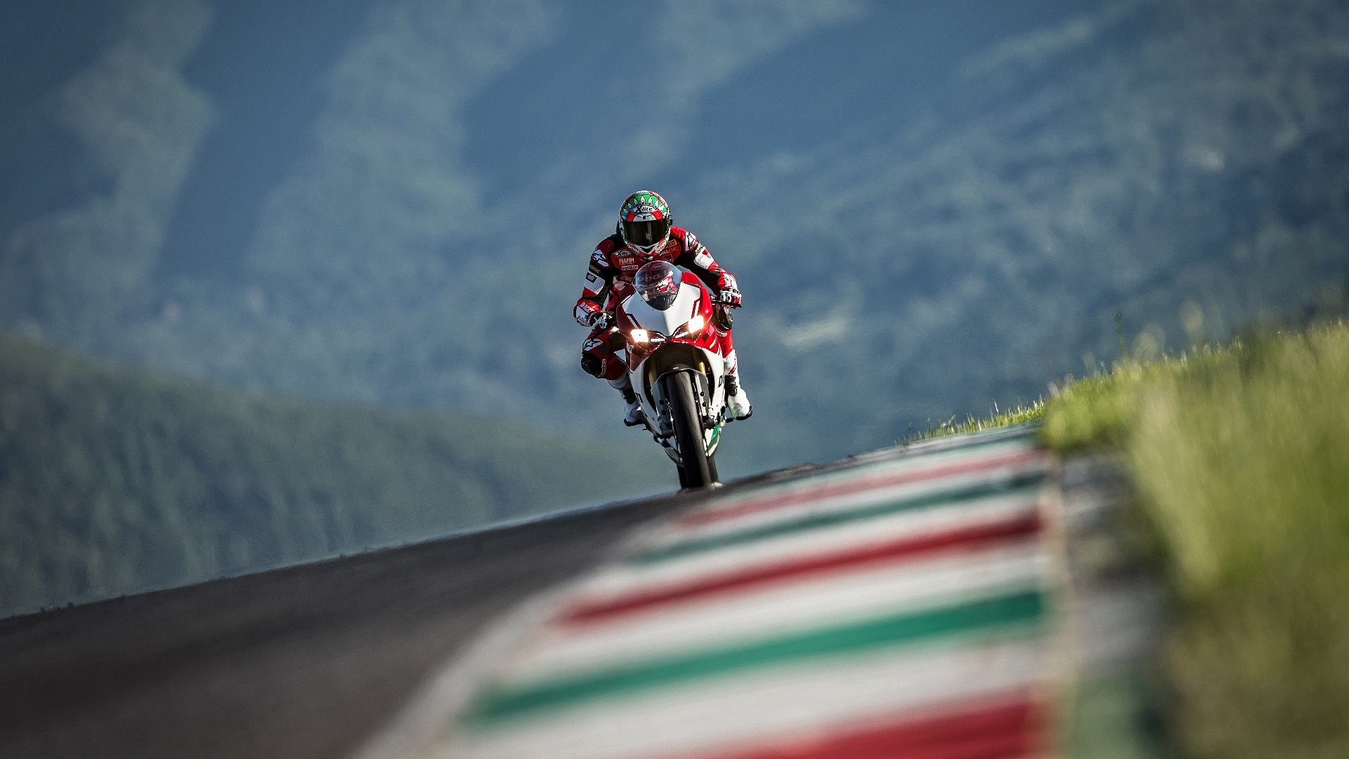乔治舞台越大越强，欧冠淘汰赛之夜的孤胆英雄与时代寓言